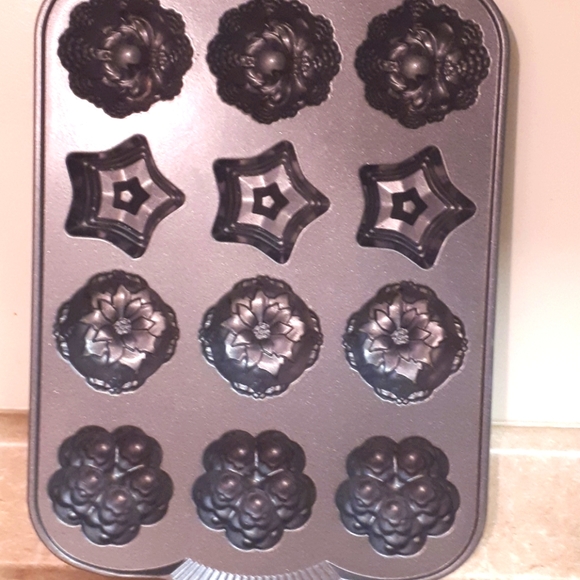 Nordic Ware holiday mini muffin pan - Picture 2 of 6